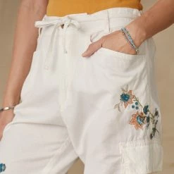 Hansa Blooms Joggers - Petites -Sundance Fashion Shop df586f12 8d9d 4a18 b435 6c67427e413c